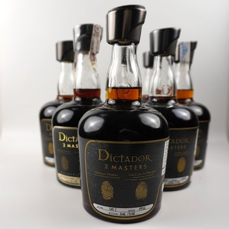 Dictador 2 Master Sammlung – Frontale Ansicht mit Originalbox ; Siegel intakt; Füllstand und %vol, Jahrgang u. Flaschennummer sichtbar