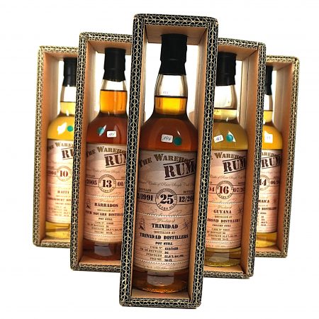 Warehouse Rum Kleinserie 5 Rumflaschen a´ 70cl – Frontale Ansicht mit Originalboxen ; Siegel intakt; Füllstand und %vol, Jahrgang u. Etikett mit allen Angaben der Rumflasche sichtbar