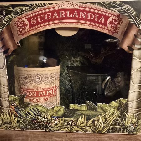 Man sieht Don Papa „Small Batch“ Rumflasche, 40% Vol. 0,7 l (altes Rezept) im Geschenkset mit Don Papa Glas