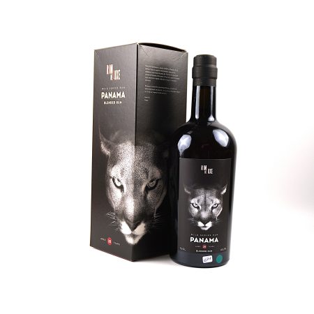 Rom de Luxe Wild Series Nr. 3 – Panama Rum 1999, 20 Jahre, 65,2 % Vol., 0,7 Liter. Frontalansicht mit Originalkarton, sehr guter Füllstand, Flasche, Kapsel und Etikett in sehr gutem Zustand.