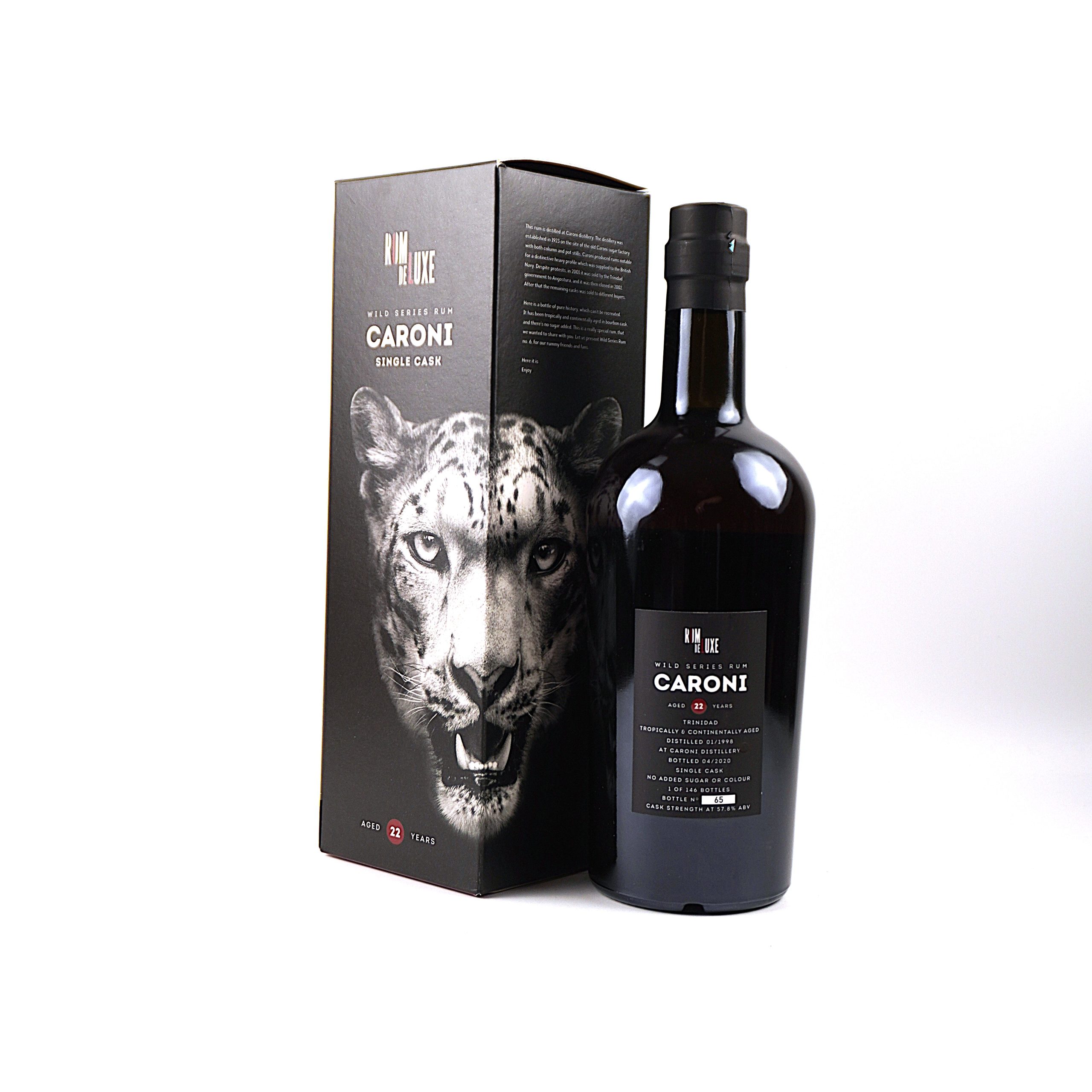 Caroni 1998 – Rom de Luxe Wild Series Nr. 6, 22 Jahre, 57,8 % Vol., 0,7 Liter. Frontalansicht mit Originalkarton, sehr guter Füllstand, Flasche, Kapsel und Etikett in sehr gutem Zustand.