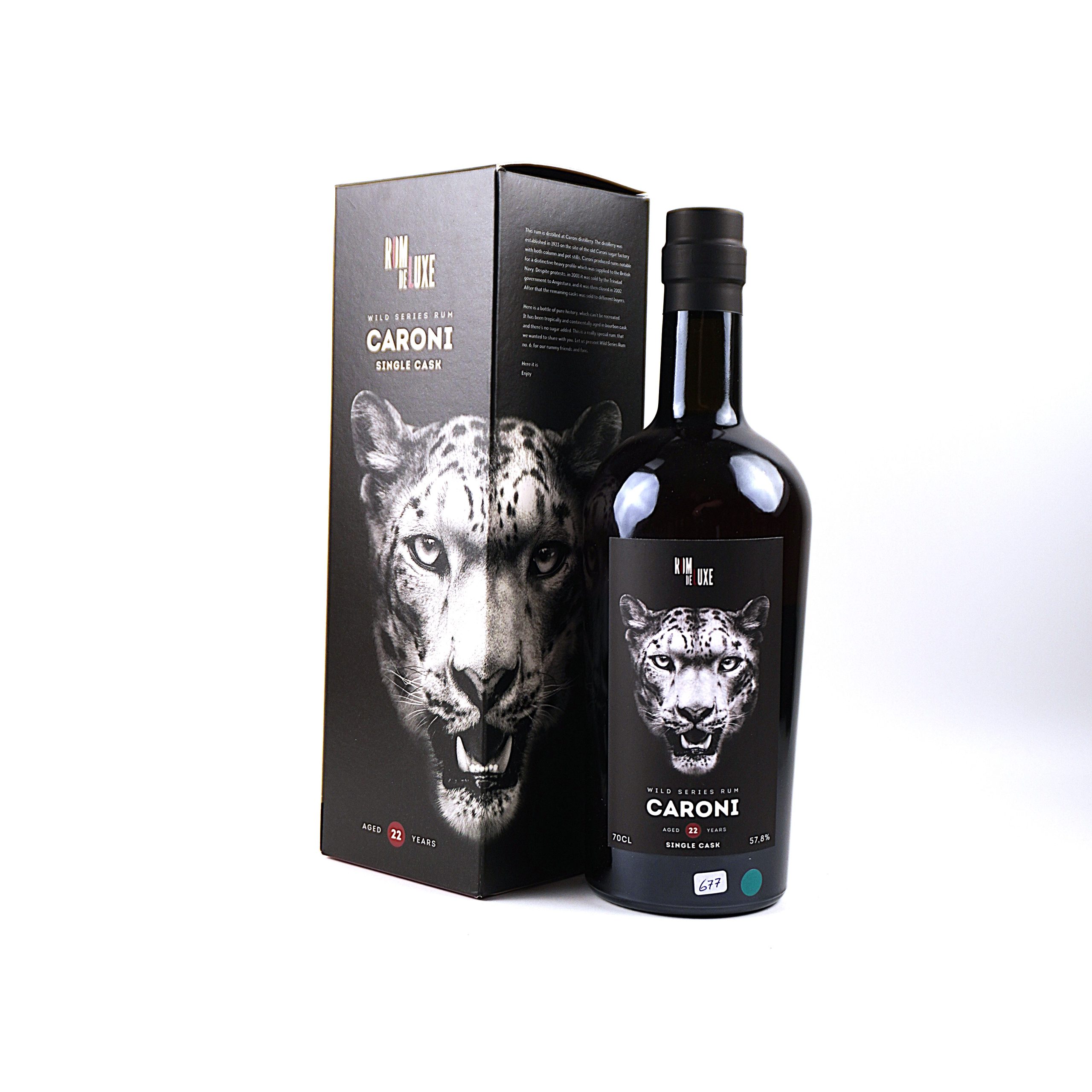 Caroni 1998 – Rom de Luxe Wild Series Nr. 6, 22 Jahre, 57,8 % Vol., 0,7 Liter. Frontalansicht mit Originalkarton, sehr guter Füllstand, Flasche, Kapsel und Etikett in sehr gutem Zustand.