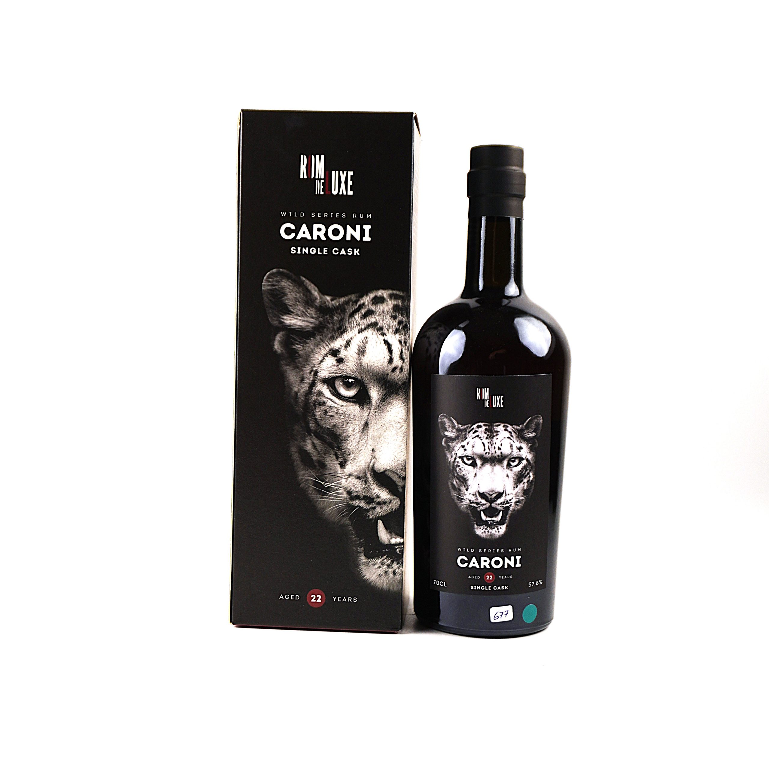 Caroni 1998 – Rom de Luxe Wild Series Nr. 6, 22 Jahre, 57,8 % Vol., 0,7 Liter. Frontalansicht mit Originalkarton, sehr guter Füllstand, Flasche, Kapsel und Etikett in sehr gutem Zustand.