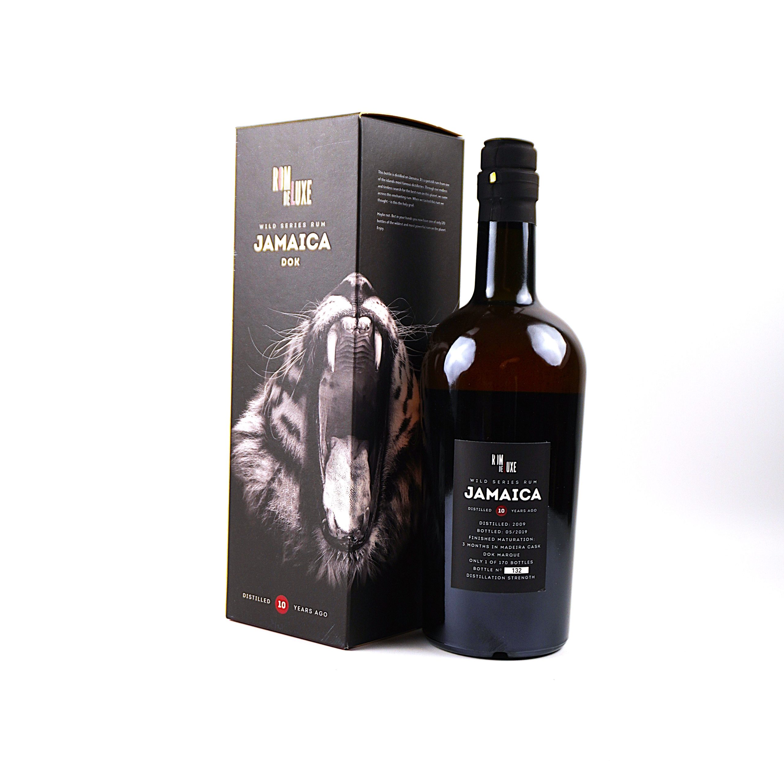 Hampden DOK 2009 – Rom de Luxe Wild Series Nr. 1, 10 Jahre, Jamaica Rum, 0,7 Liter. Frontalansicht mit Originalkarton, sehr guter Füllstand, Flasche, Kapsel und Etikett in sehr gutem Zustand.