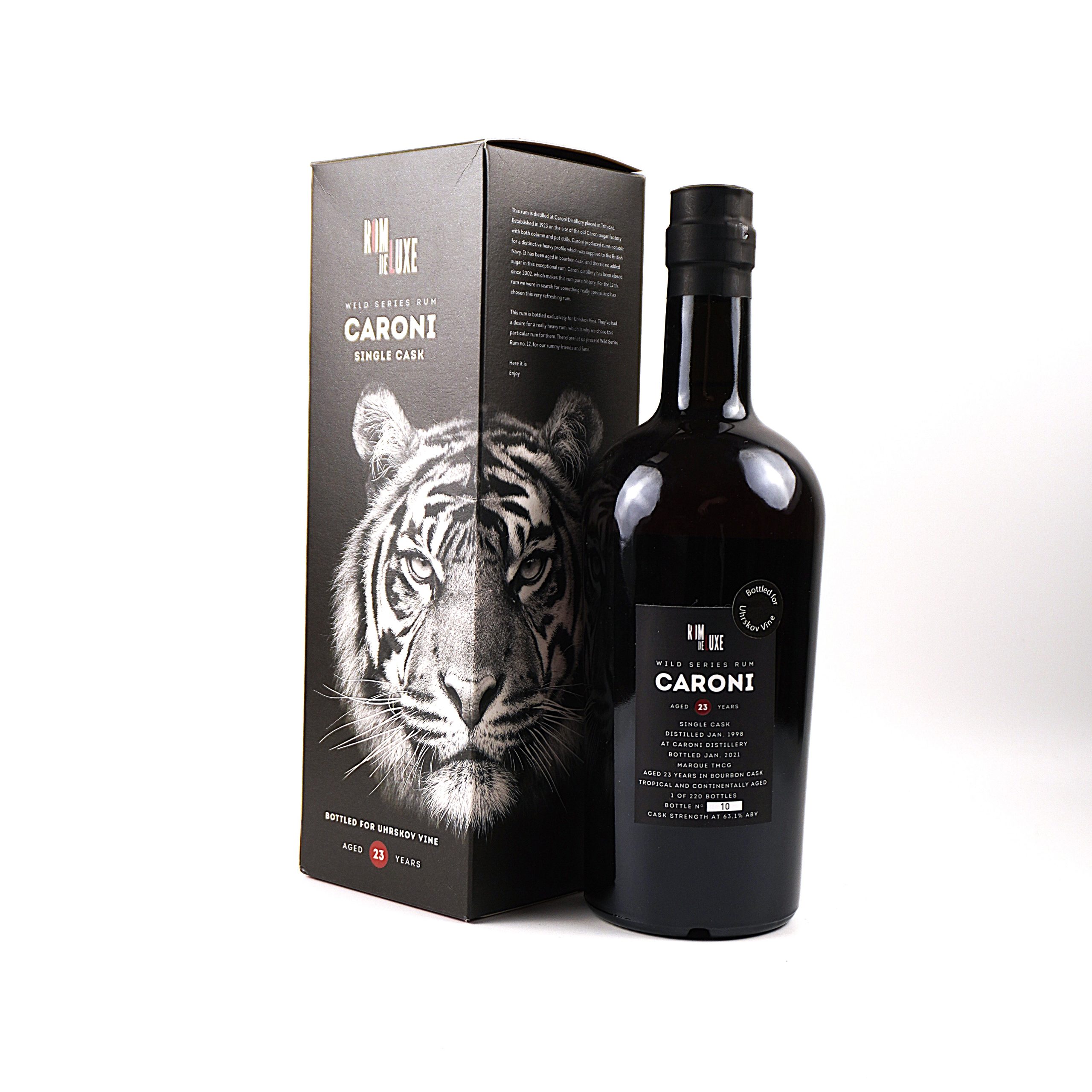 Caroni TMCG 1998 – Rom de Luxe Wild Series Nr. 47, 25 Jahre, 62,6 % Vol., 0,7 Liter. Frontalansicht mit Originalkarton, sehr guter Füllstand, Flasche, Kapsel und Etikett in sehr gutem Zustand.