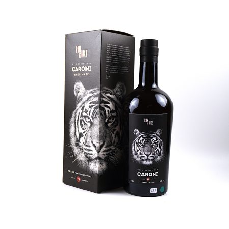Caroni TMCG 1998 – Rom de Luxe Wild Series Nr. 47, 25 Jahre, 62,6 % Vol., 0,7 Liter. Frontalansicht mit Originalkarton, sehr guter Füllstand, Flasche, Kapsel und Etikett in sehr gutem Zustand.