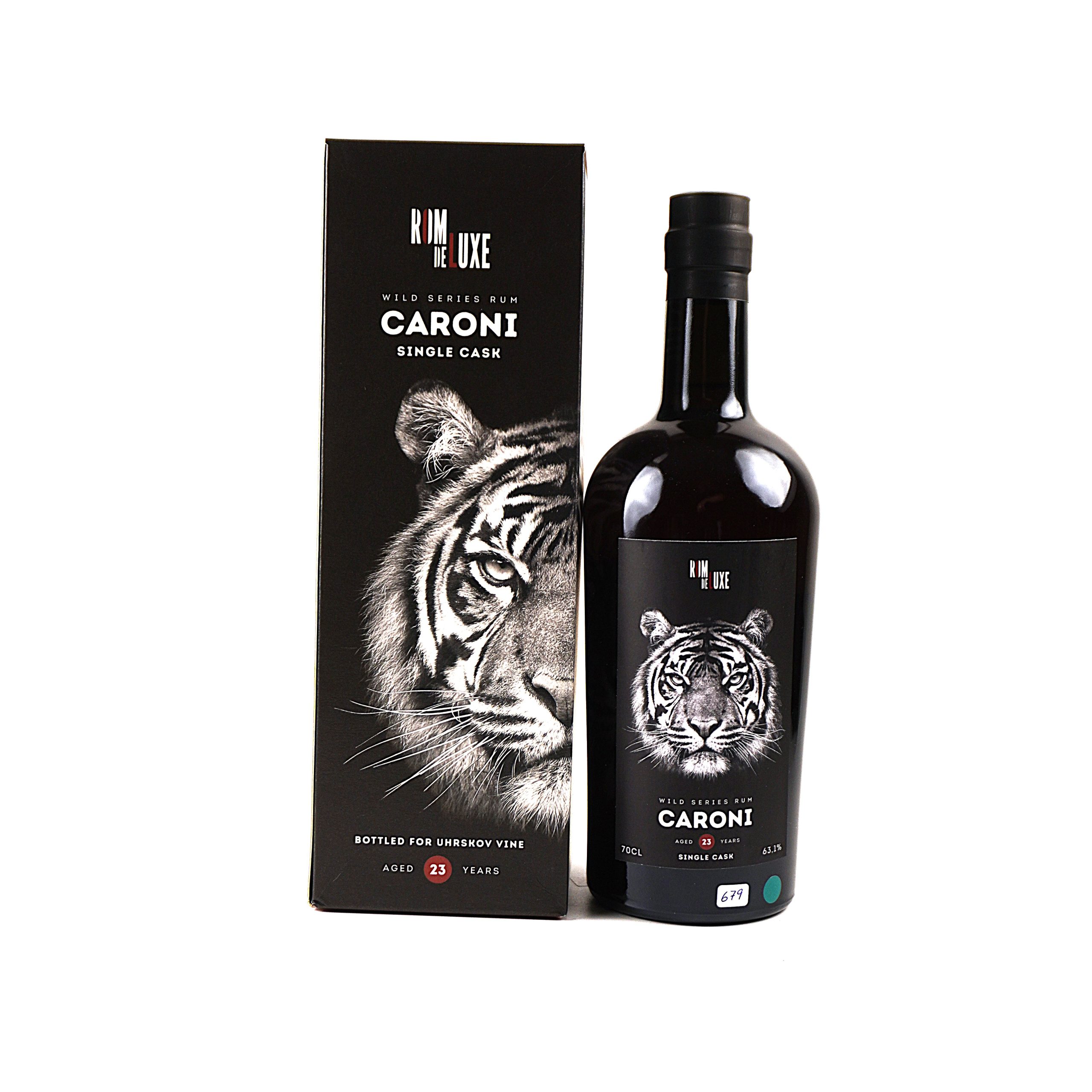 Caroni TMCG 1998 – Rom de Luxe Wild Series Nr. 47, 25 Jahre, 62,6 % Vol., 0,7 Liter. Frontalansicht mit Originalkarton, sehr guter Füllstand, Flasche, Kapsel und Etikett in sehr gutem Zustand.