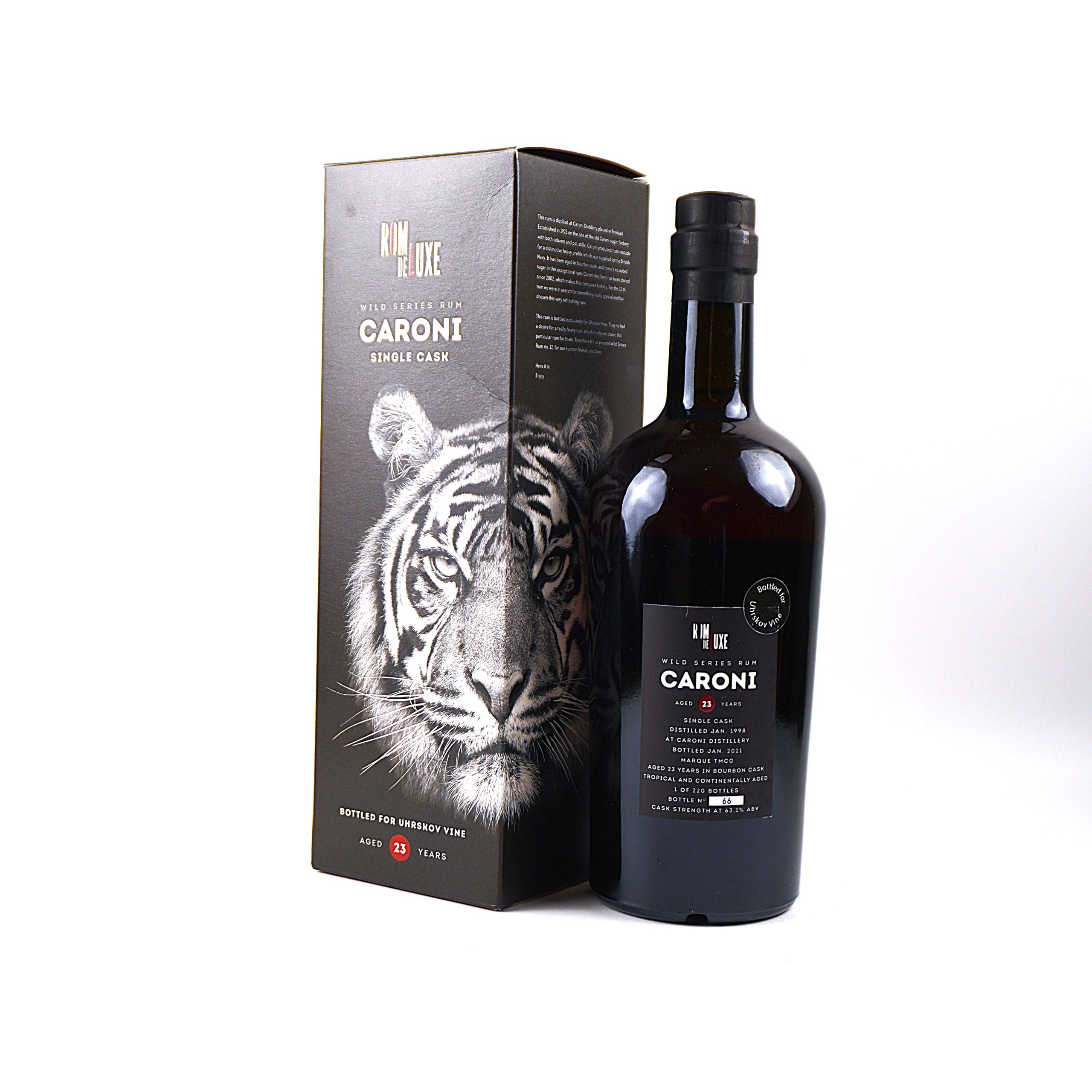 Frontalansicht des Caroni TMCG 1998 Trinidad Rum aus der Rom de Luxe Wild Series Nr. 47 mit einer Reifezeit von 25 Jahren, einem Alkoholgehalt von 62,6 % Vol. und einem Flascheninhalt von 0,7 Litern. Diese besondere Abfüllung der legendären, inzwischen geschlossenen Caroni-Destillerie aus Trinidad wird mit dem Originalkarton in sehr gutem Zustand präsentiert. Die Flasche weist einen sehr guten Füllstand auf. Auch Flasche, Kapsel und Etikett befinden sich in einem sehr guten Erhaltungszustand. Eine außergewöhnliche Sammlerabfüllung aus der Wild Series von Rom de Luxe.