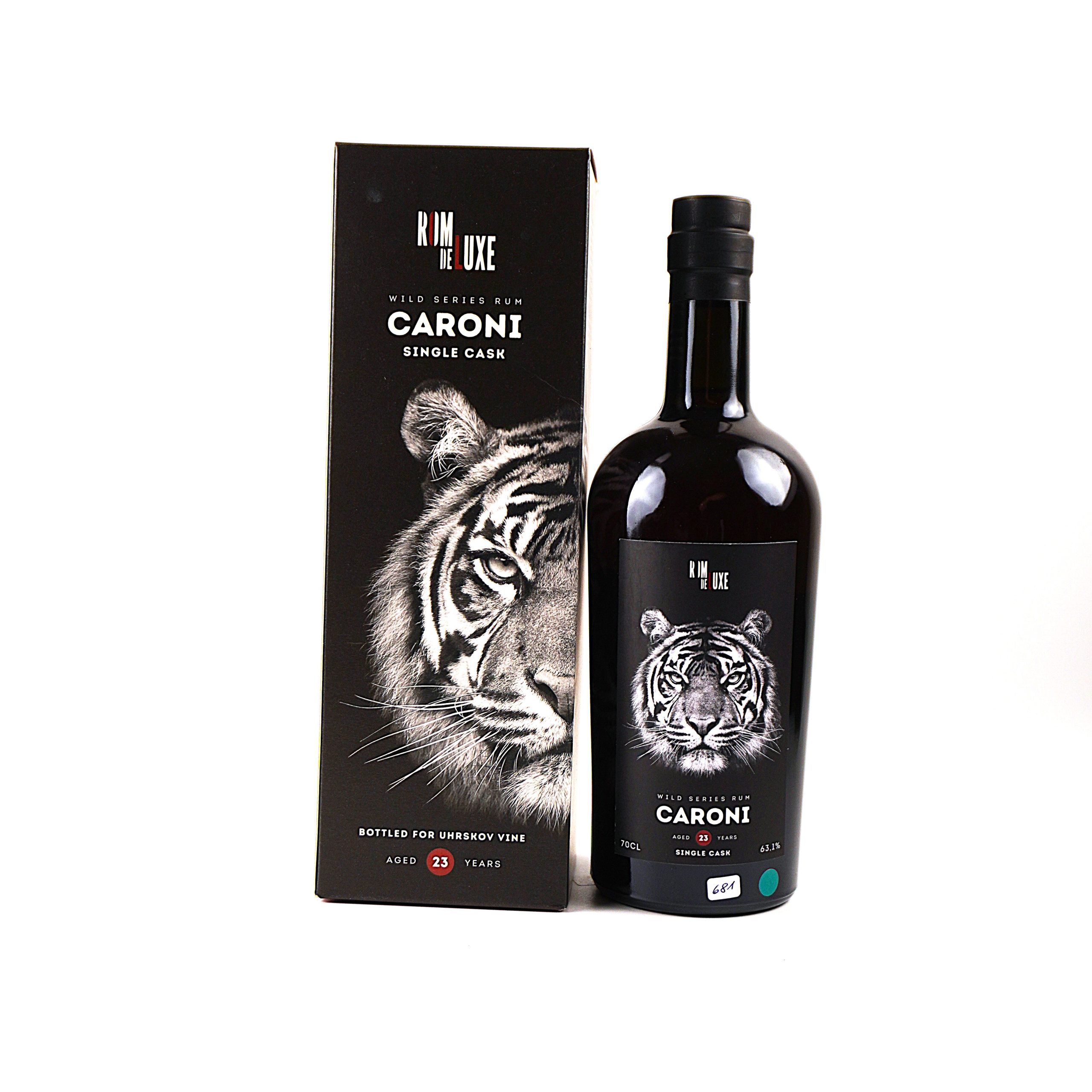 Caroni TMCG 1998 – Rom de Luxe Wild Series Nr. 47, 25 Jahre, 62,6 % Vol., 0,7 Liter. Frontalansicht mit Originalkarton, sehr guter Füllstand, Flasche, Kapsel und Etikett in sehr gutem Zustand.