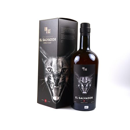 El Salvador 2007 – Rom de Luxe Wild Series Nr. 10, 12 Jahre, 65,9 % Vol., 0,7 Liter. Frontalansicht mit Originalkarton, sehr guter Füllstand, Flasche, Kapsel und Etikett in sehr gutem Zustand.