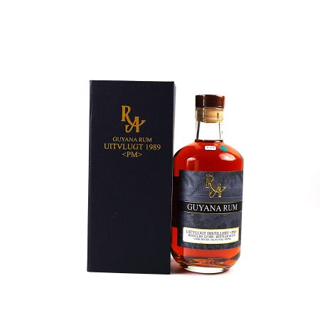Uitvlugt Rum Artesanal 12.1989, abgefüllt 04.2021, Guyana Rum, 50,1 % Vol., 0,7 Liter. Frontalansicht mit Originalkarton, sehr guter Füllstand, Flasche, Kapsel und Etikett in sehr gutem Zustand.