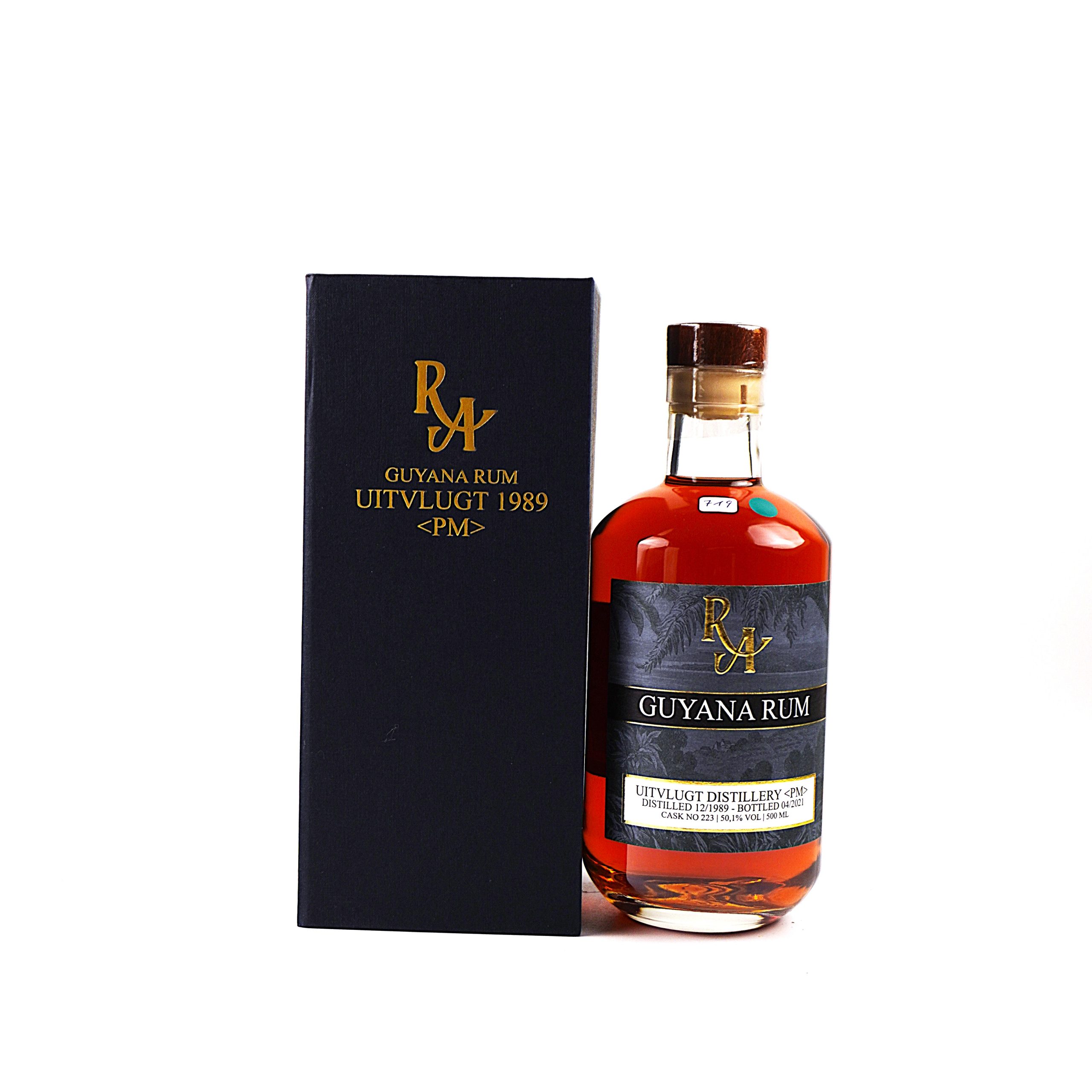 Uitvlugt Rum Artesanal 12.1989, abgefüllt 04.2021, Guyana Rum, 50,1 % Vol., 0,7 Liter. Frontalansicht mit Originalkarton, sehr guter Füllstand, Flasche, Kapsel und Etikett in sehr gutem Zustand.