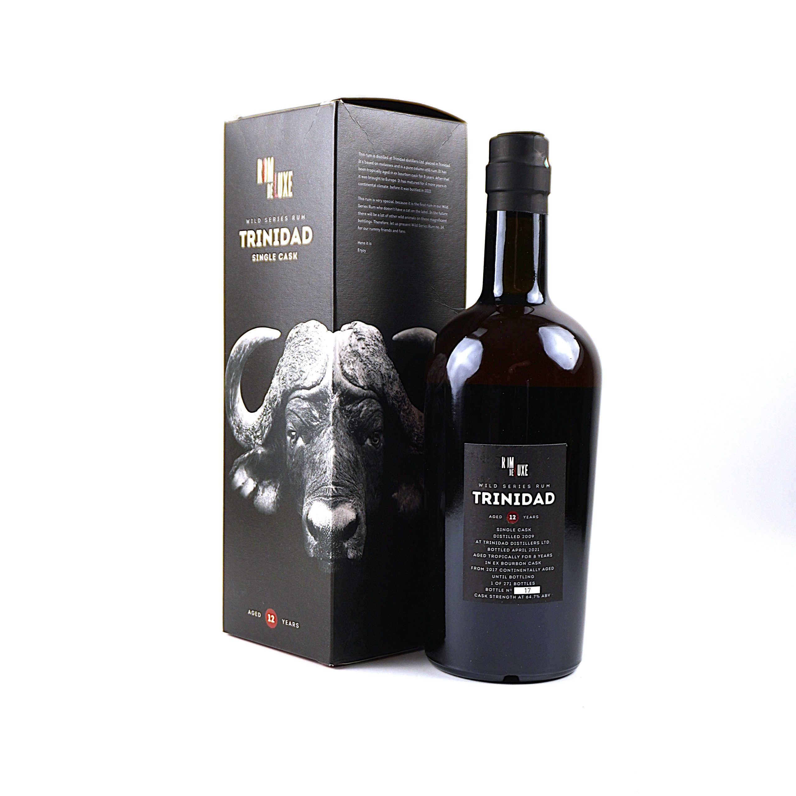 Trinidad Distillers 2009 – Rom de Luxe Wild Series Nr. 14, 12 Jahre, 64,7 % Vol., 0,7 Liter. Frontalansicht mit Originalkarton, sehr guter Füllstand, Flasche, Kapsel und Etikett in sehr gutem Zustand.